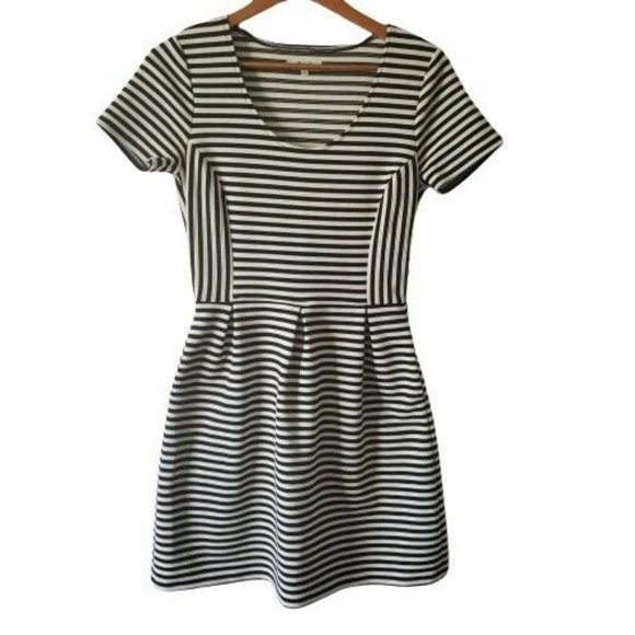 Madewell Bistro Dress Fit & Flare Womens 2 Knit Black White Striped Short Sleeve - Picture 2 of 8